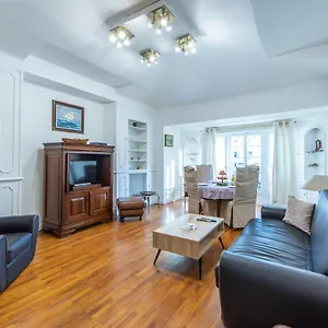 The Queen Apartment